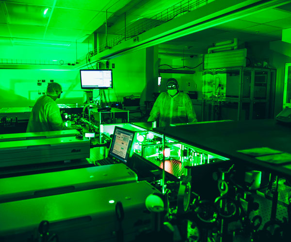 实验室沐浴在绿光中